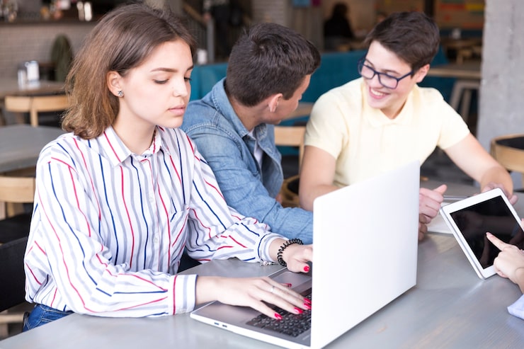 Estudiantes aprendiendo desarrollo web en entorno colaborativo moderno