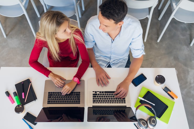 Estudiantes colaborando en proyectos de desarrollo web en entorno de aprendizaje interactivo